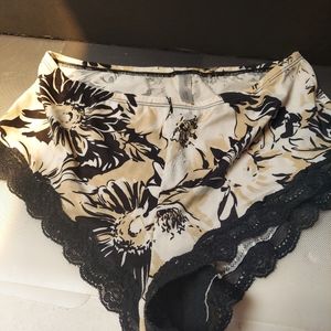 Gilligan O'Malley black lace trim panty size large